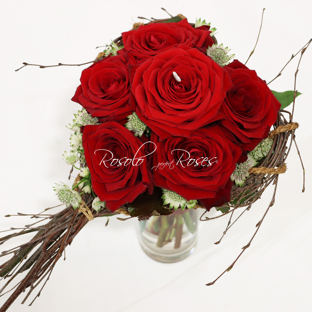 6 roses rouges en forme de cœur