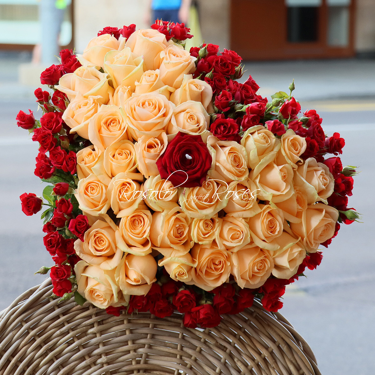 Somptueux bouquet de roses en forme de coeur