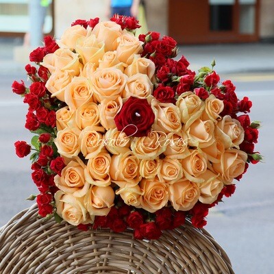 Somptueux bouquet de roses en forme de coeur