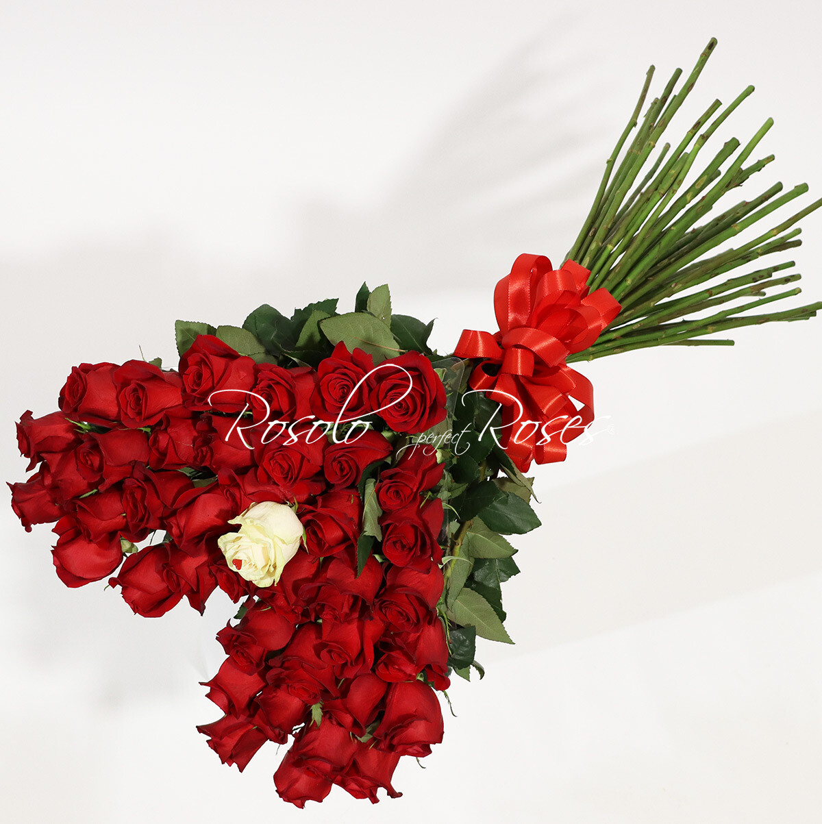 Somptueux bouquet de roses rouges en forme de coeur