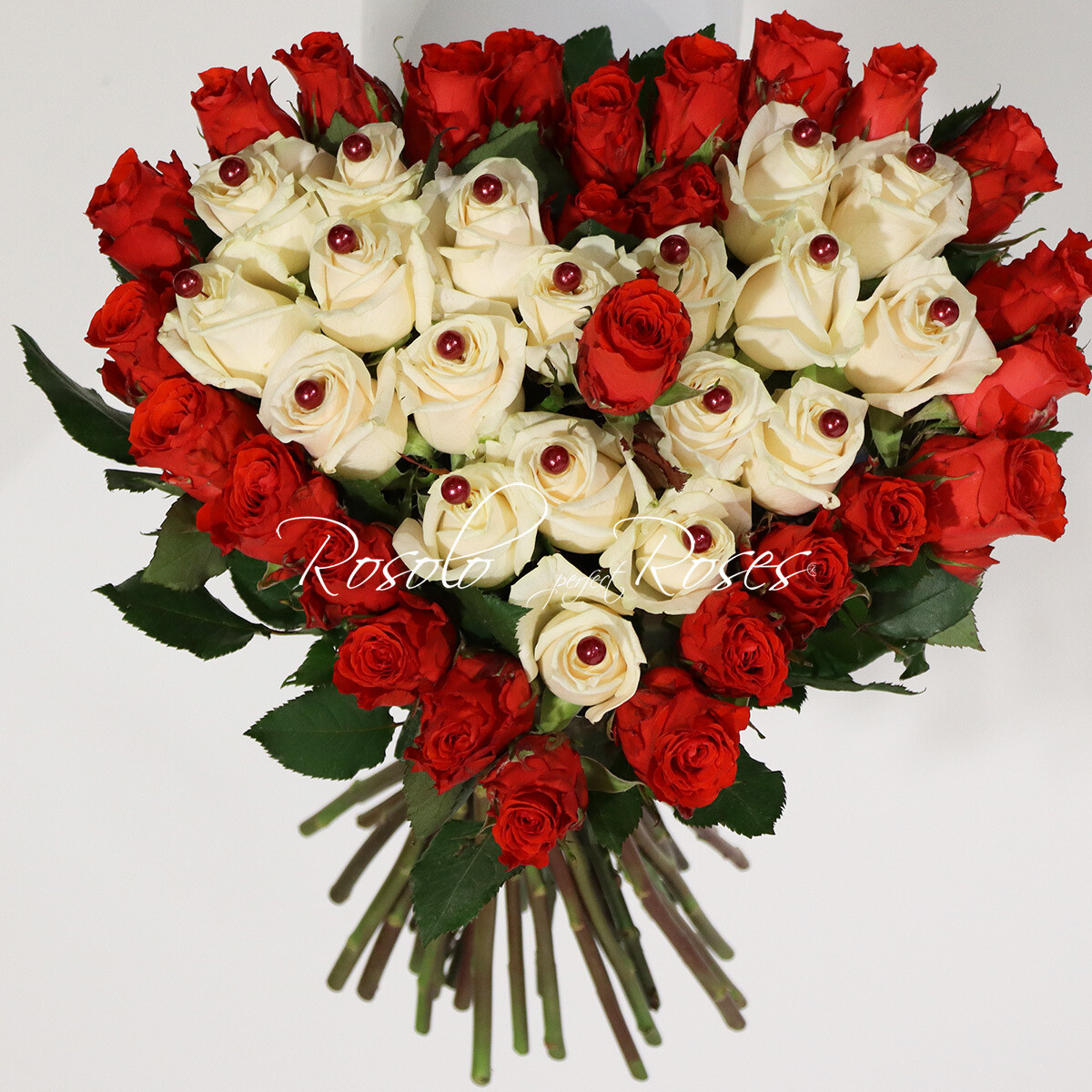 Magnifique bouquet de roses, rouge et crème, en forme de coeur