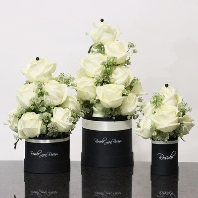 Arrangement de roses blanches dans une belle boite