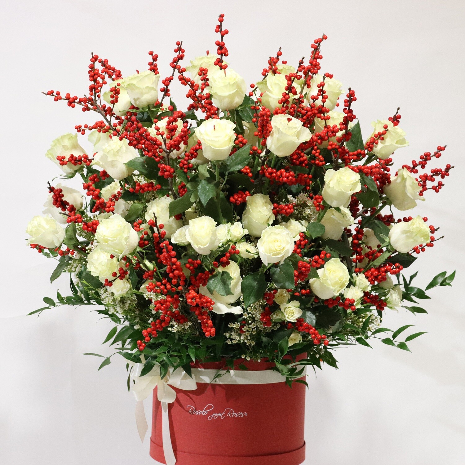 HIVER: Grand arrangement, roses blanches &amp; Ilex dans une belle boite Rosolo
