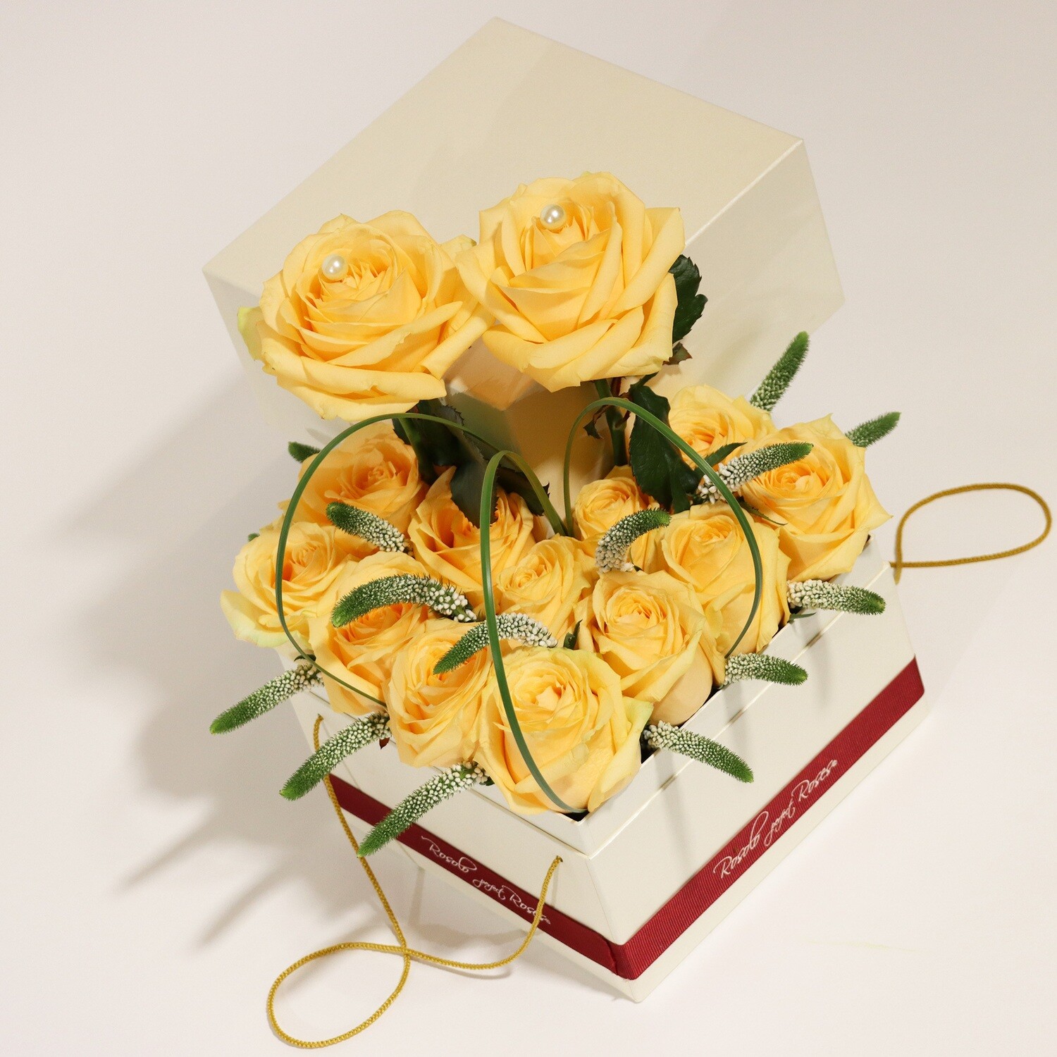 Boîte de roses contemporaine, couleurs pastelles