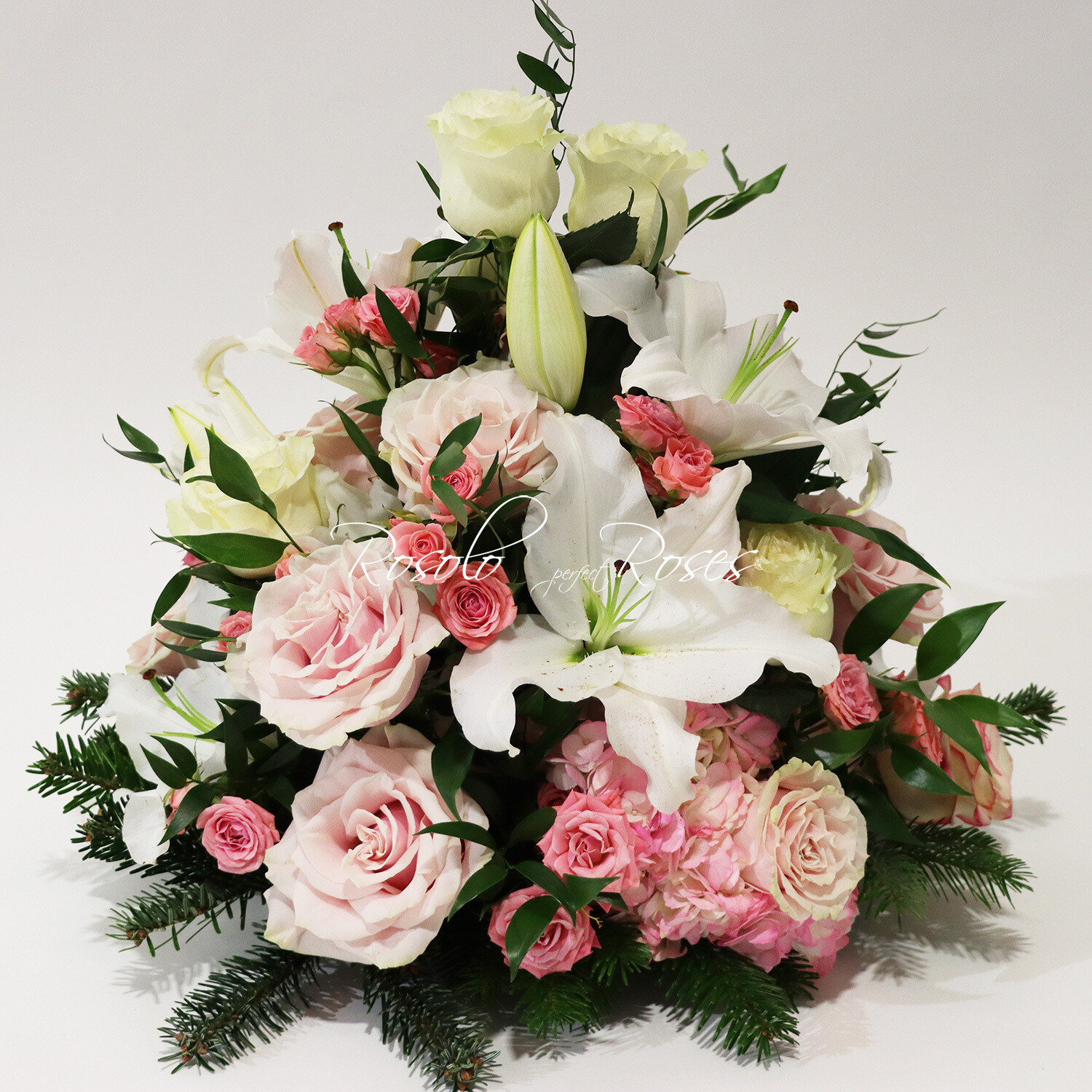 Arrangement rond avec roses et fleurs de saison, en rose et blanc