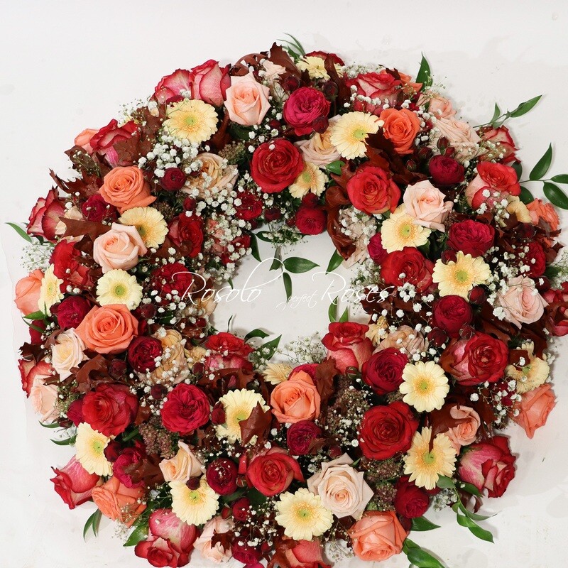 Somptueuse couronne de roses, couleurs chaleureuses