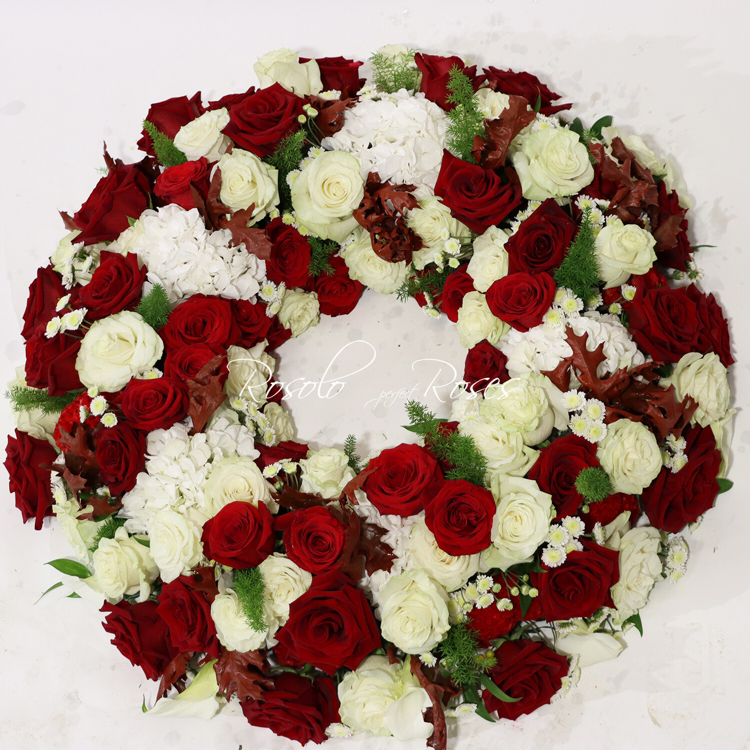 Belle couronne, roses rouges et blanches