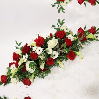 Gerbe élégante de roses rouges et blanches