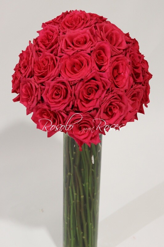 Bouquet boule, grandes roses "Pink Floyd", compact dans un vase cylindrique