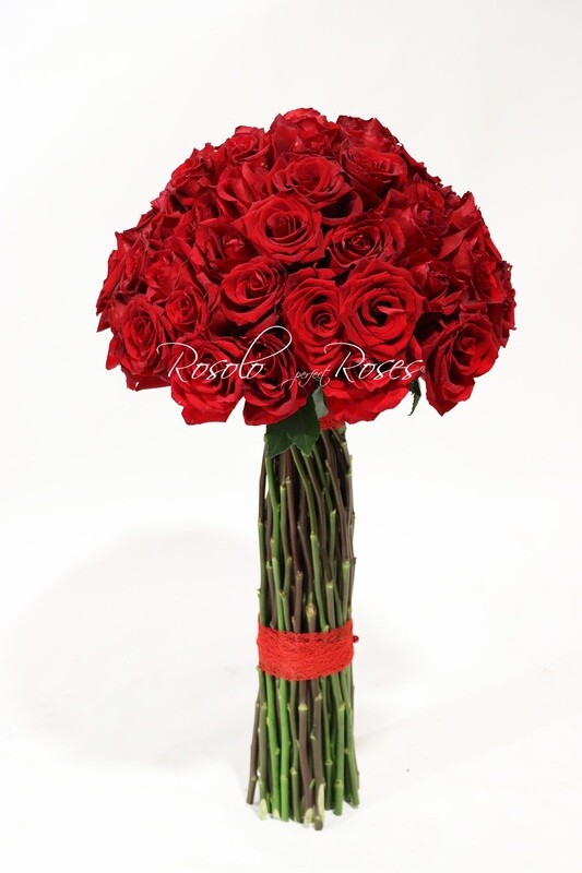 Bouquet boule, grandes roses rouges, compact