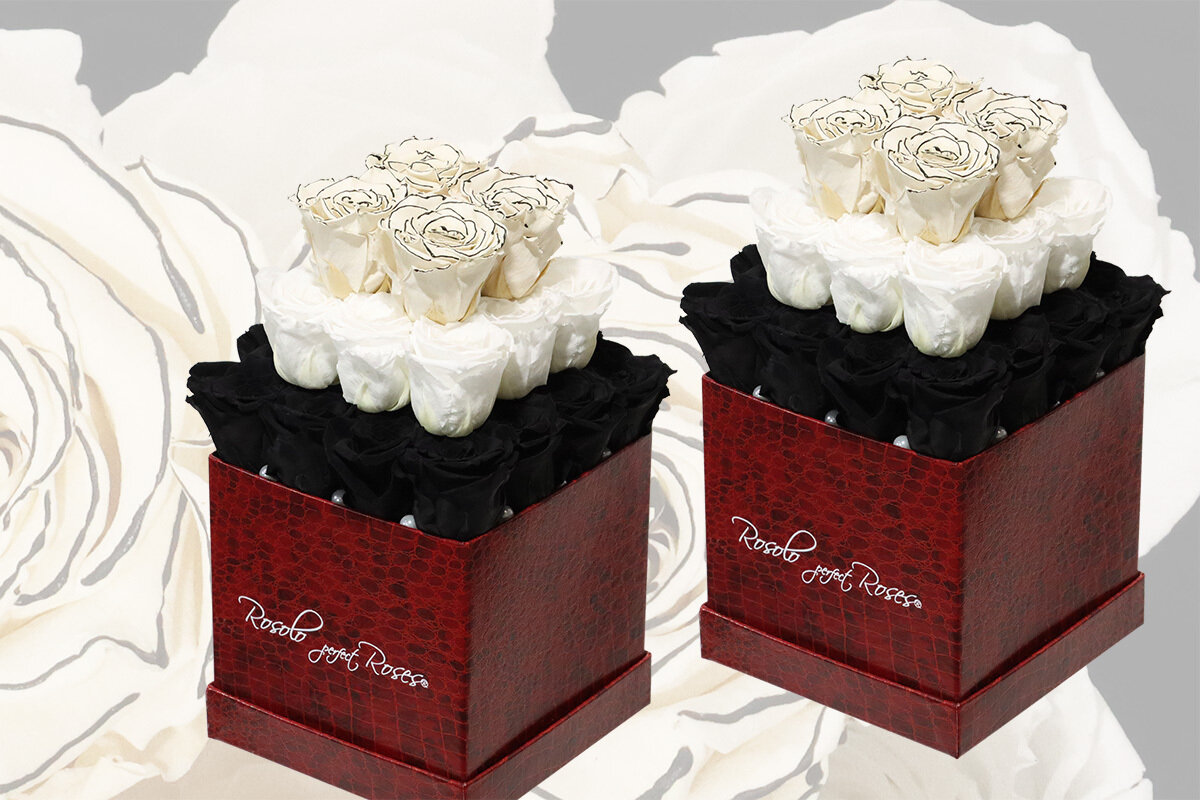 Boîte cubique 29 roses éternelles en noir, blanc et bicolores