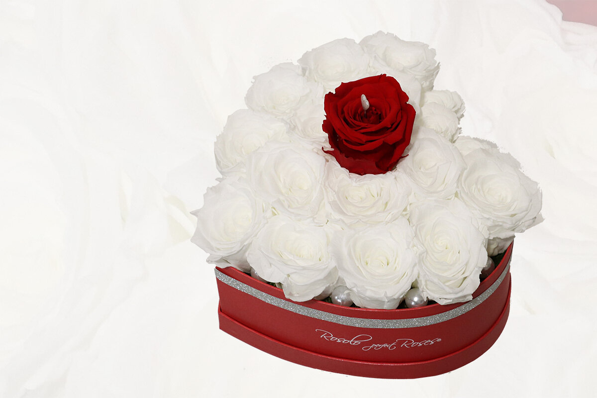 Boîte en forme de coeur, 3 tailles: env. 15, 30 ou 40 roses éternelles en blanc et rouge