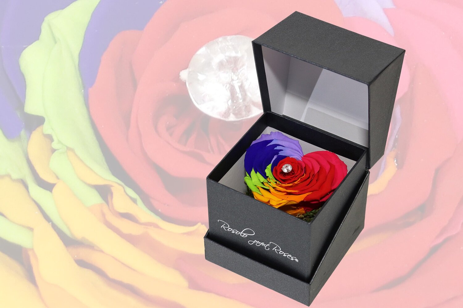 Boîte prestigieuse avec une rose stabilisée en forme de coeur, couleurs arc-en-ciel