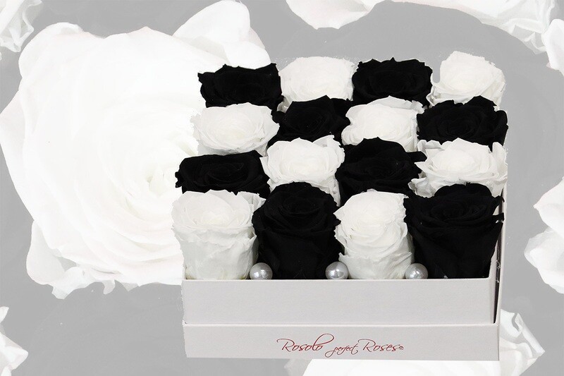 Boîte carrée, 16 roses éternelles en noir et blanc