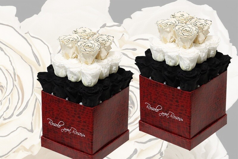 Boîte cubique 29 roses éternelles en noir, blanc et bicolores