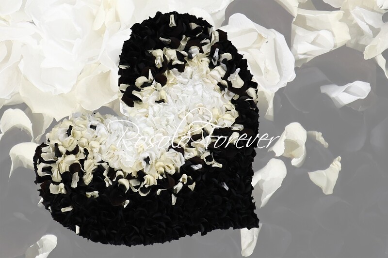 Grand cœur composé de milliers de pétales de roses