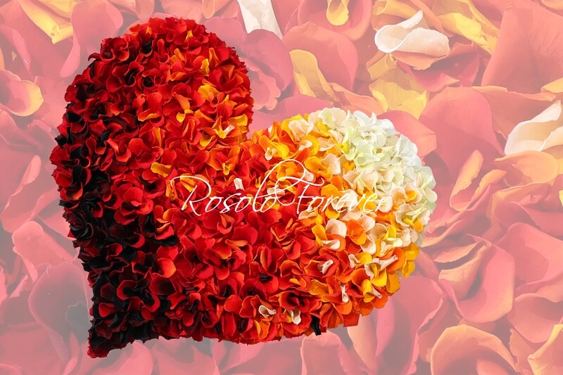 Grand cœur composé de milliers de pétales de roses