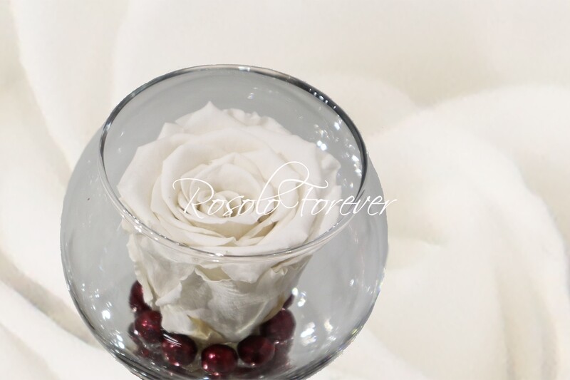 Rose éternelle, blanche, dans un vase boule