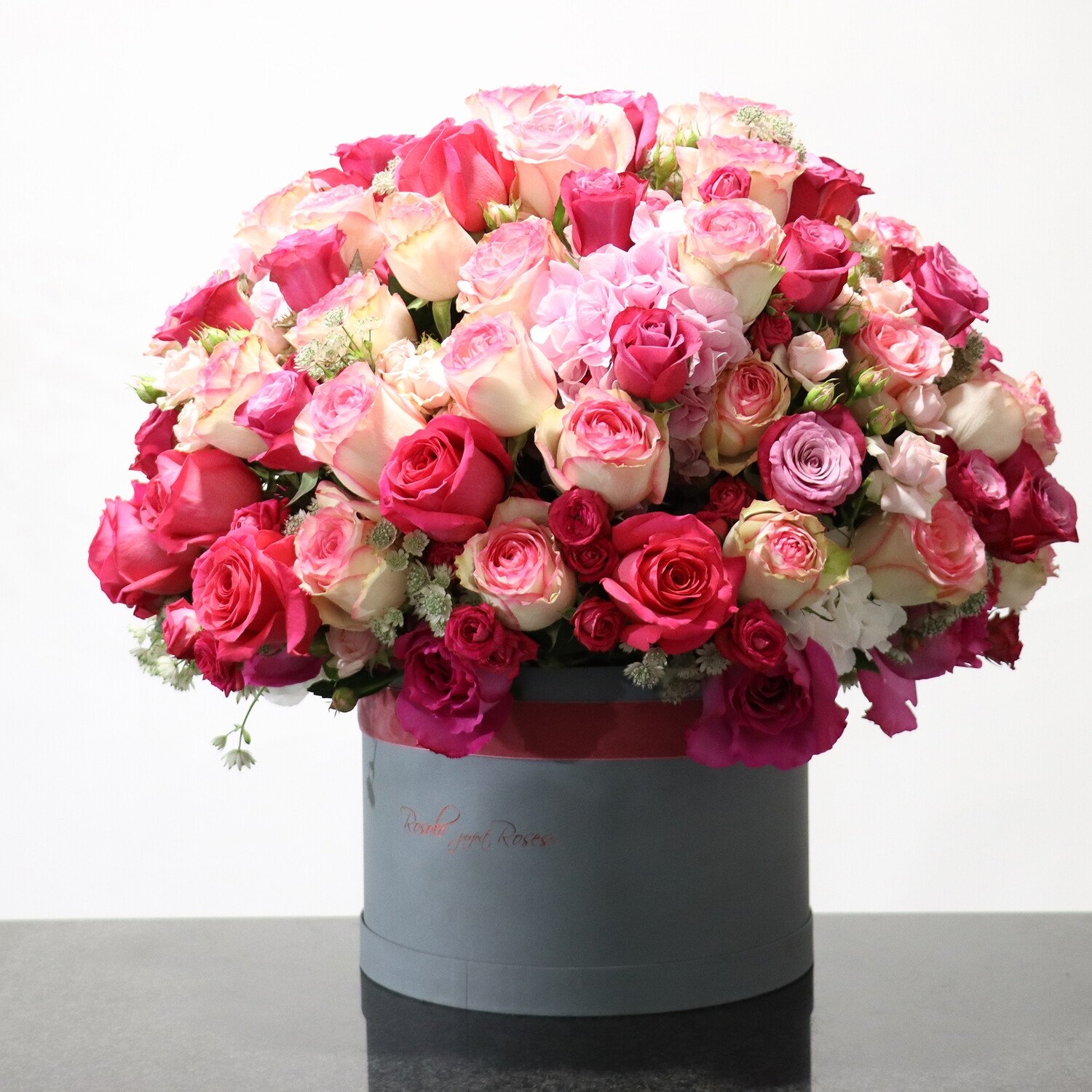 Somptueuse boite de roses couleurs douces, plusieurs tailles.