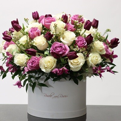 Magnifique boite de roses en mauve et blanc