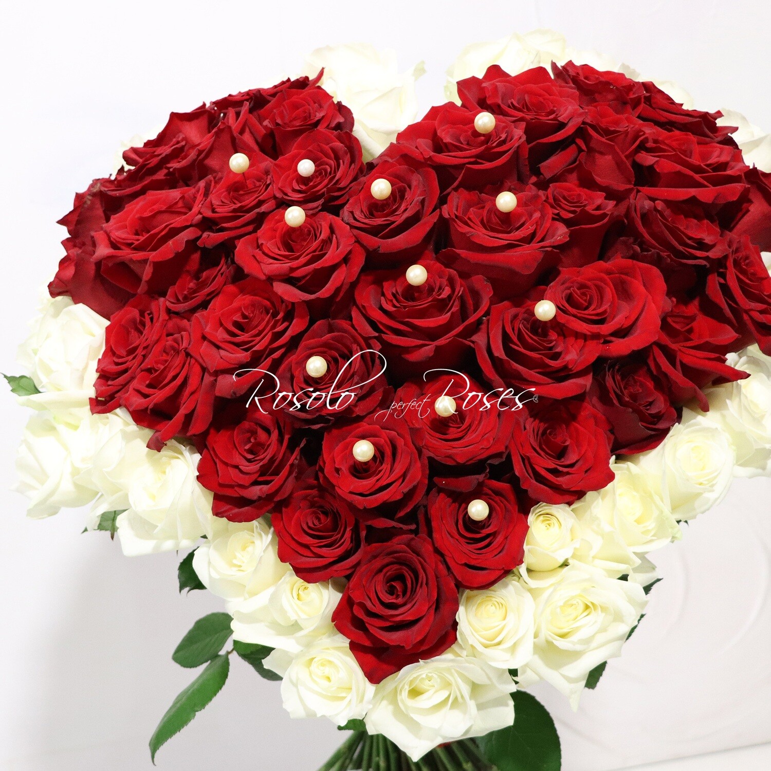 Somptueux bouquet de roses rouges et blanches en forme de cœur