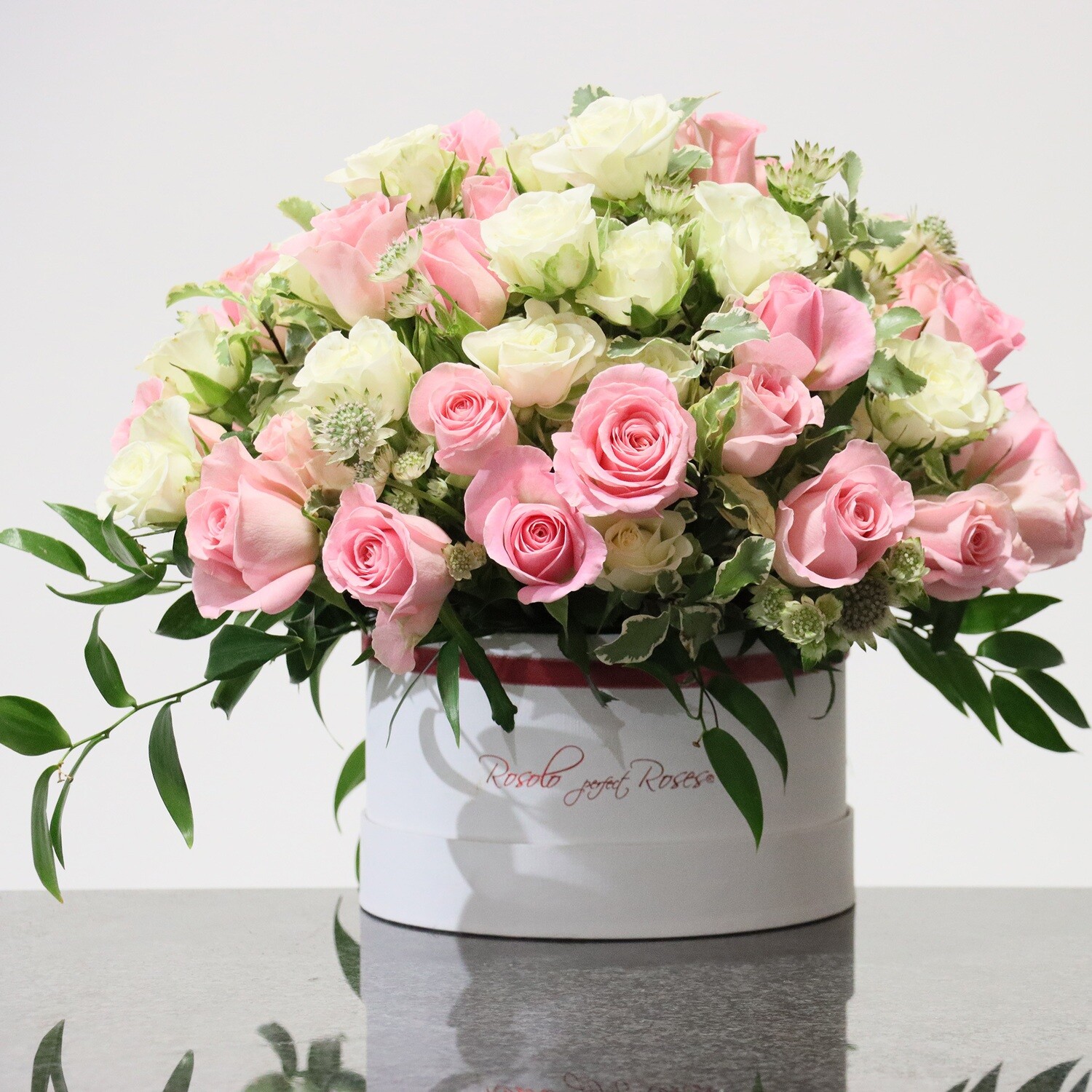 Somptueuse boite de roses en rose en blanc, plusieurs tailles.