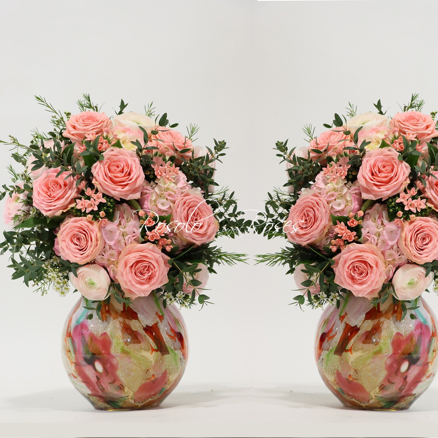 Superbe bouquet de roses et renoncules, couleurs douces