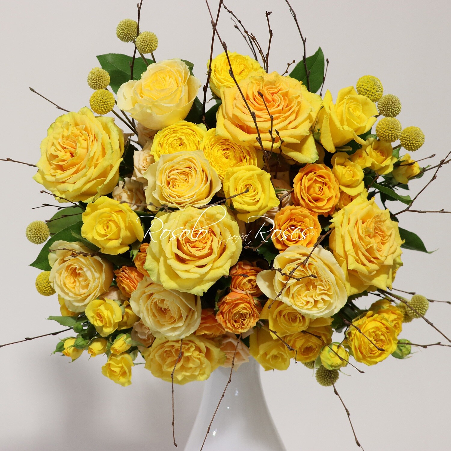 Bouquet de roses et renoncules en jaune
