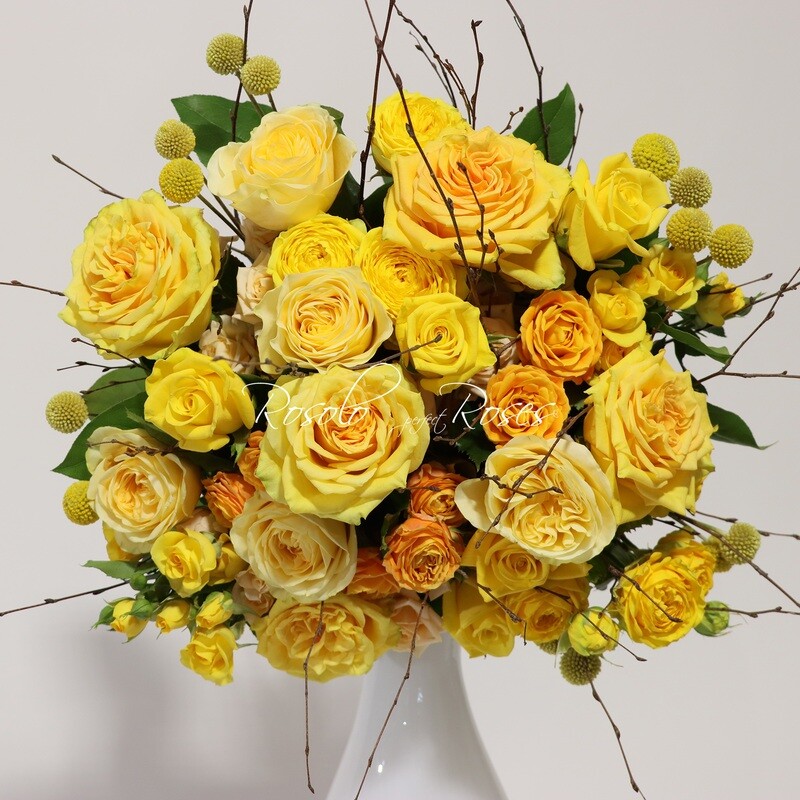Bouquet de roses et renoncules en jaune