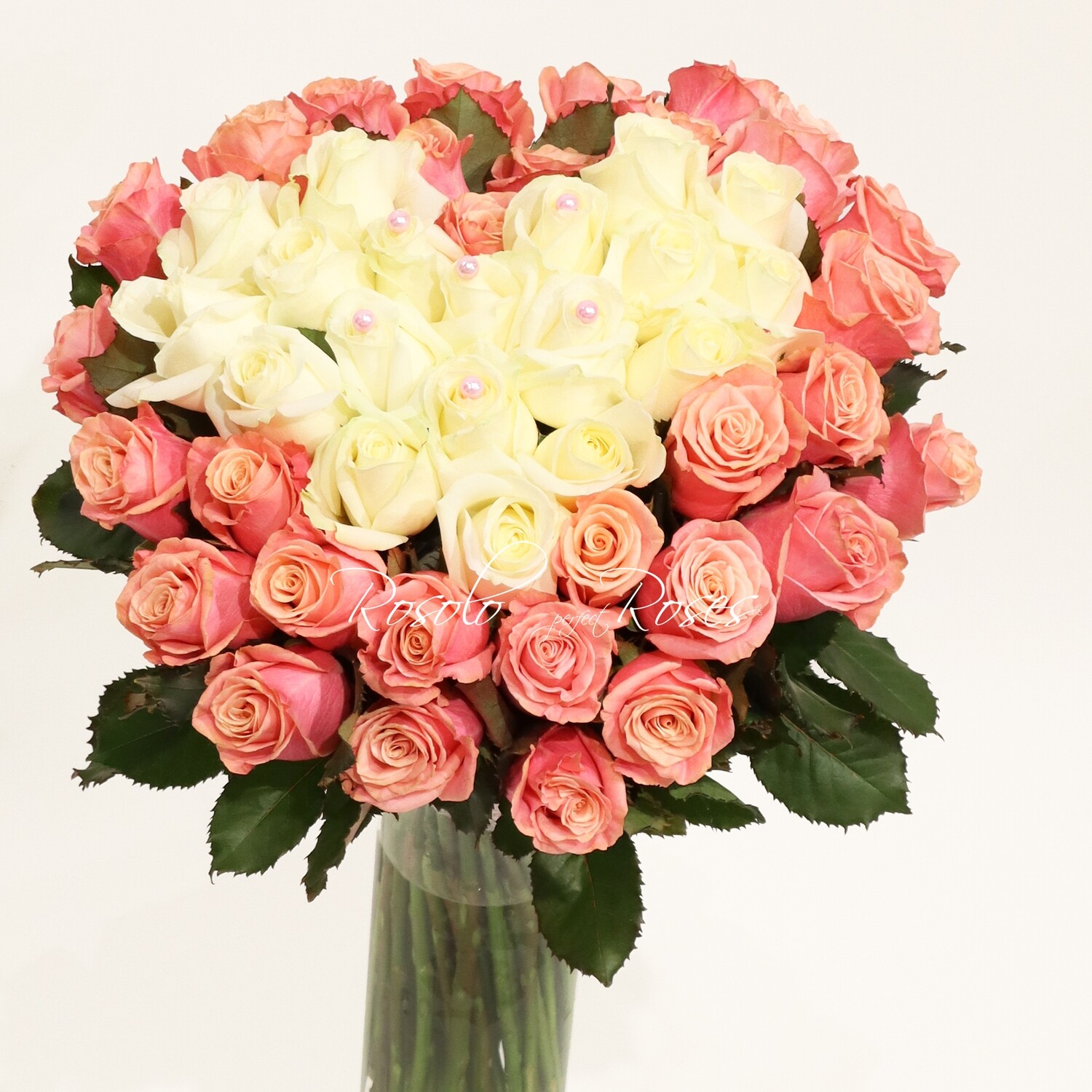 Bouquet rond de roses, coeur en blanc