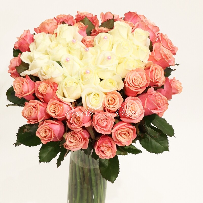 Bouquet rond de roses, coeur en blanc