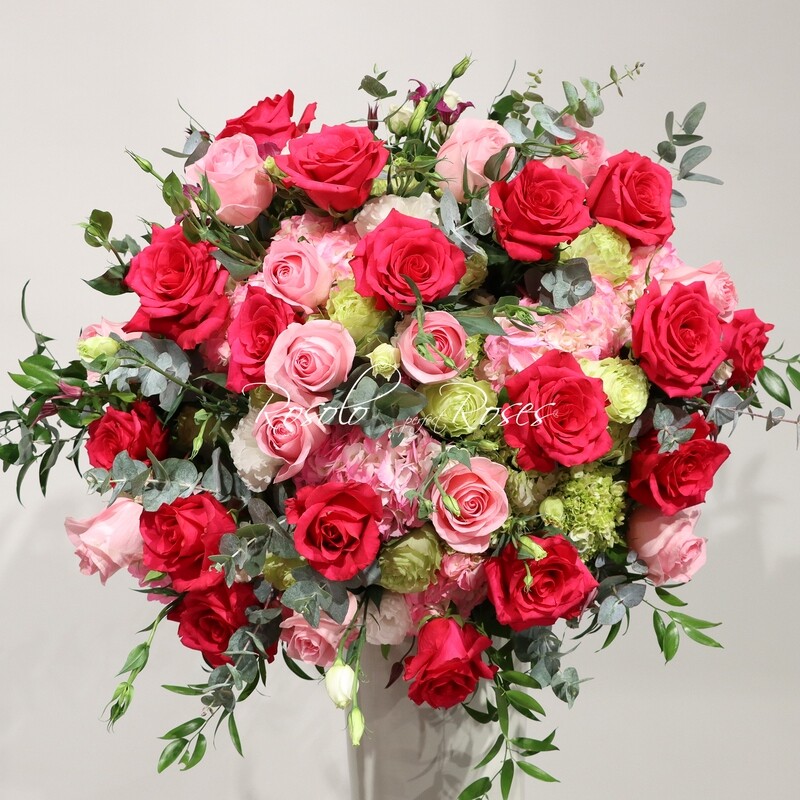 Somptueux bouquet de roses fuchsias, roses et vertes