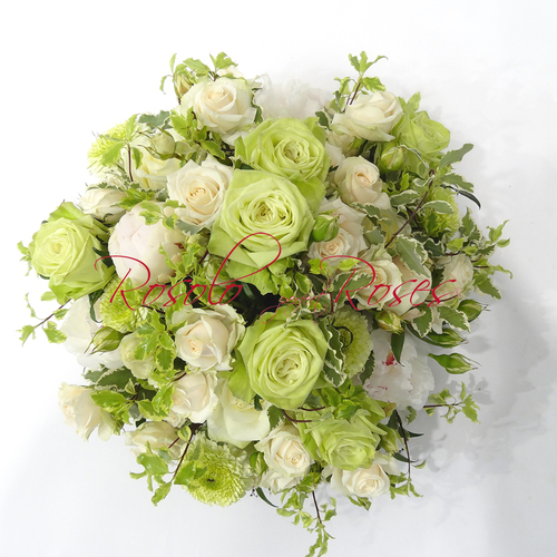 Coussin de roses en blanc et vert