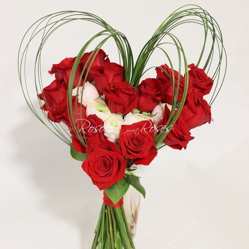 Bouquet coeur, roses rouges et renoncules, 2 tailles