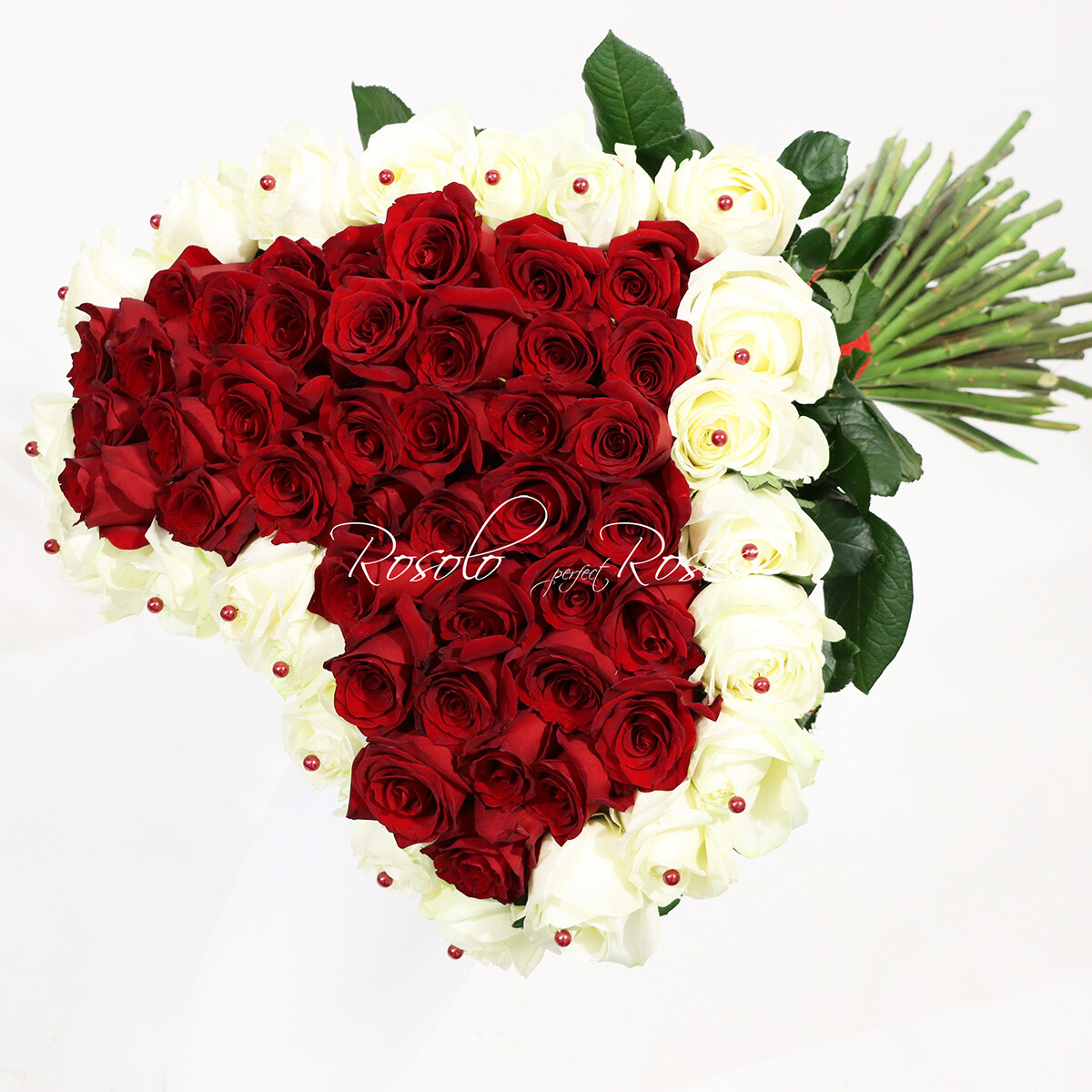 Impressionnant bouquet de roses rouges et roses blanches en forme de cœur