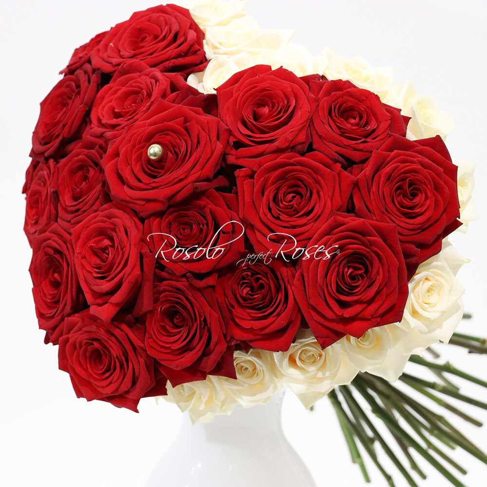Bouquet coeur, roses rouges et crèmes