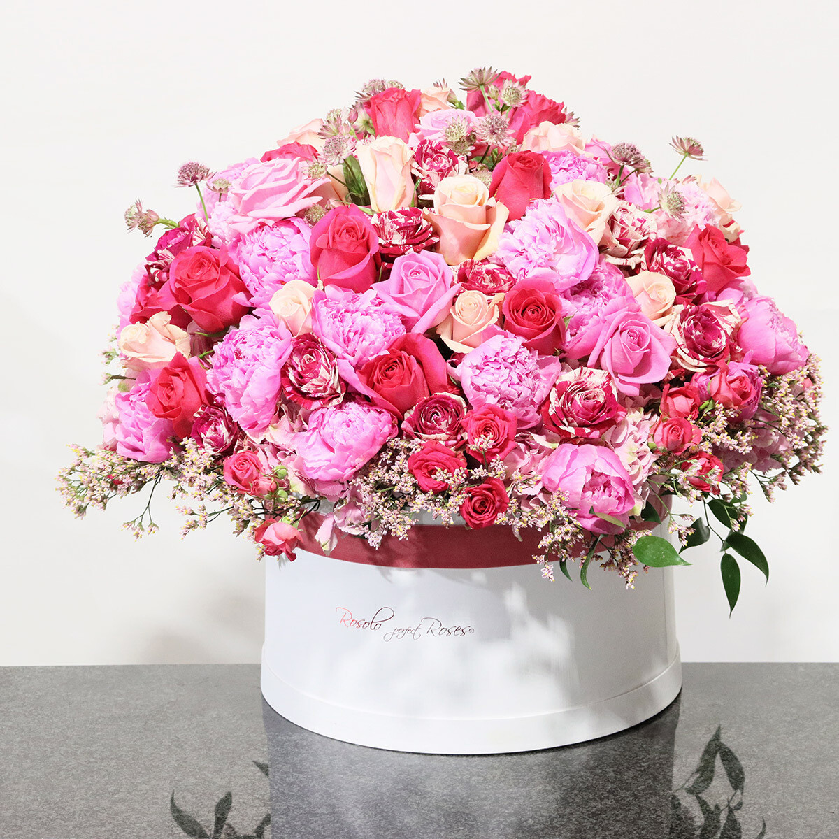 PIVOINES:  Superbe boîte de Roses, pivoines et hortensias.