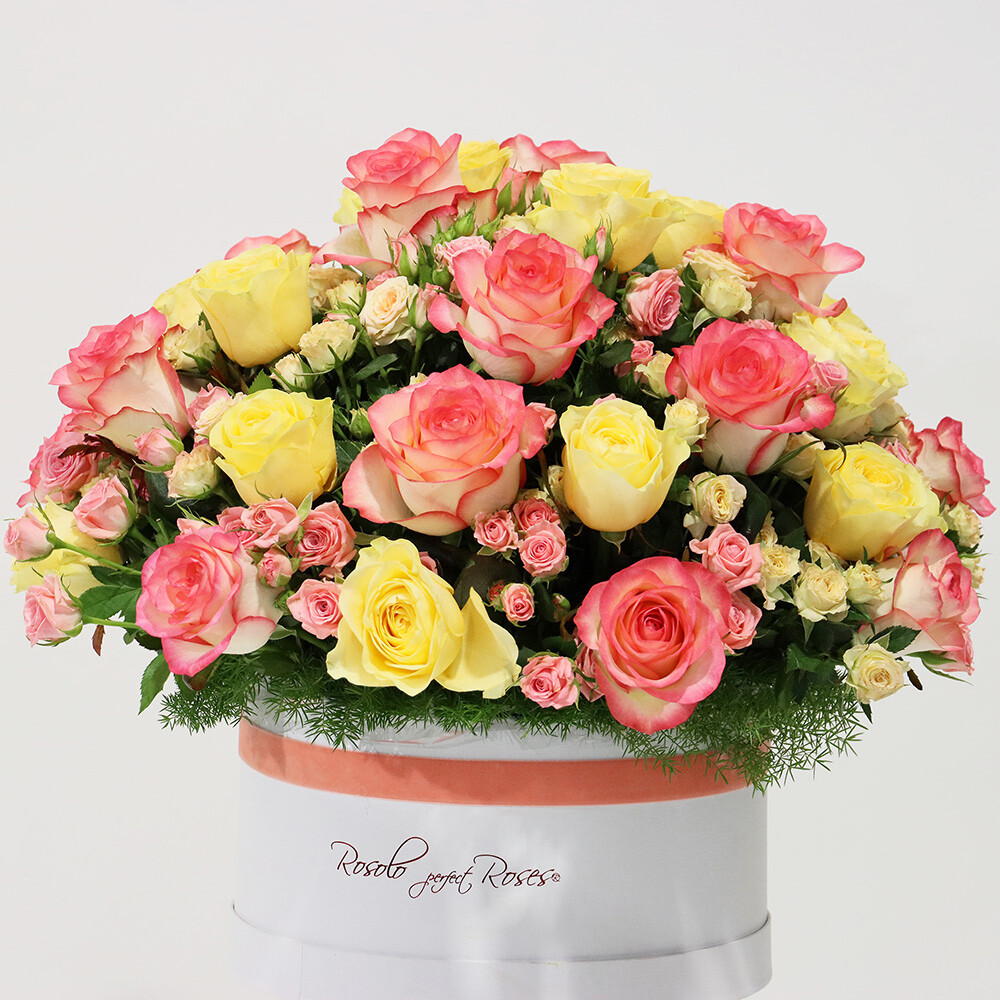Belle boîte de roses en rose et jaune