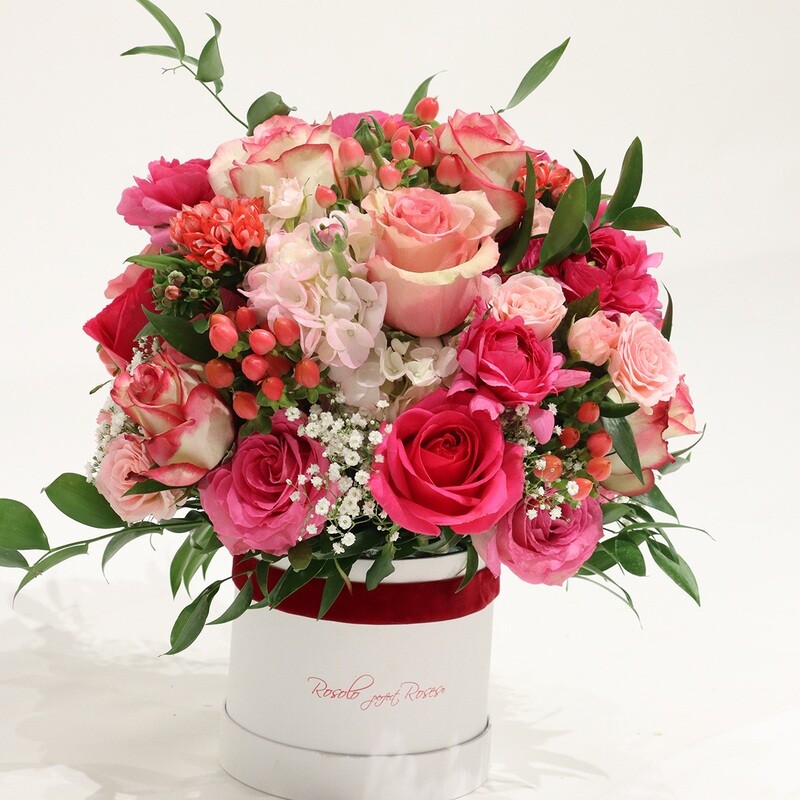 Jolie boîte de roses et fleurs de saison