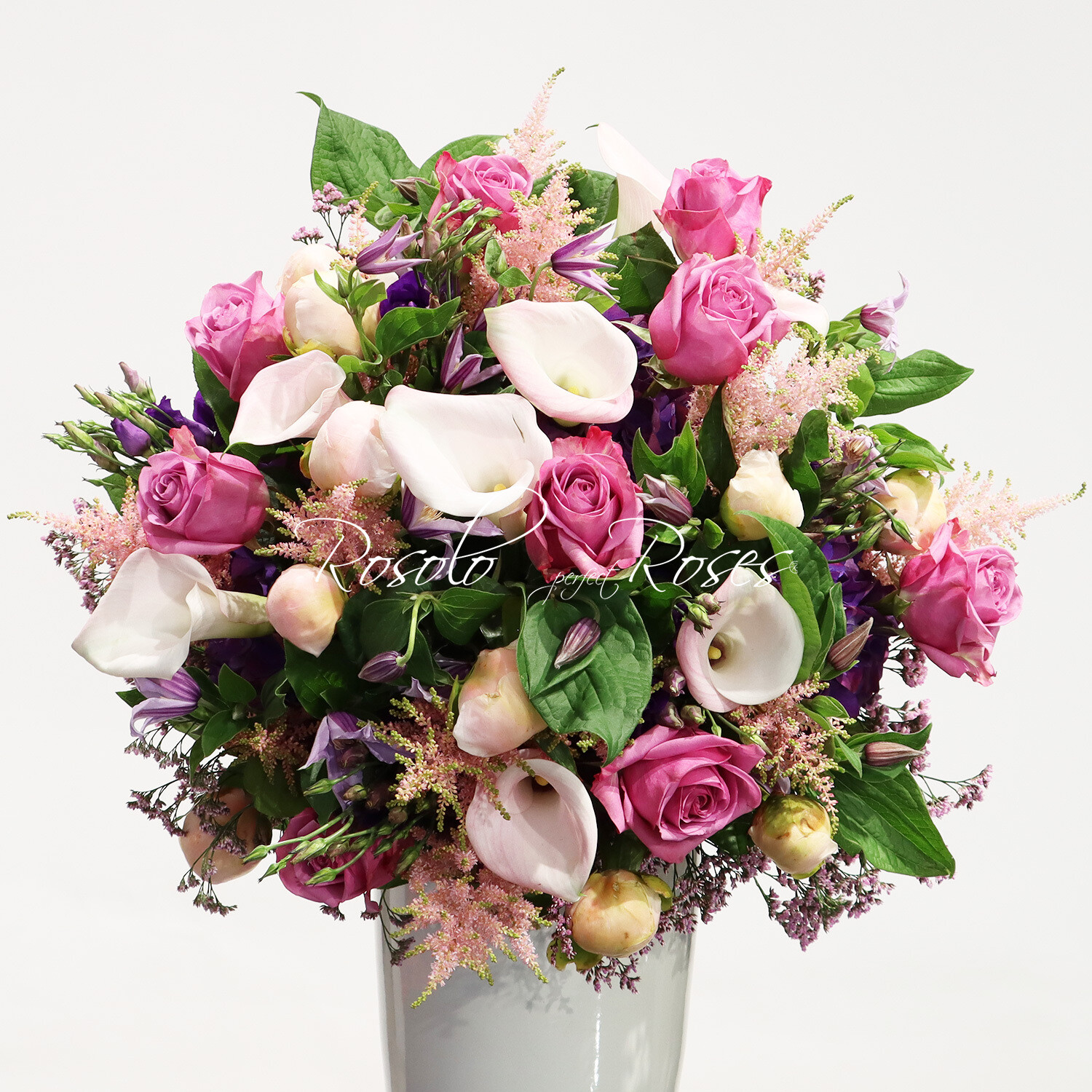 Beau bouquet  de roses roses et fleurs de saison, couleurs pastelles