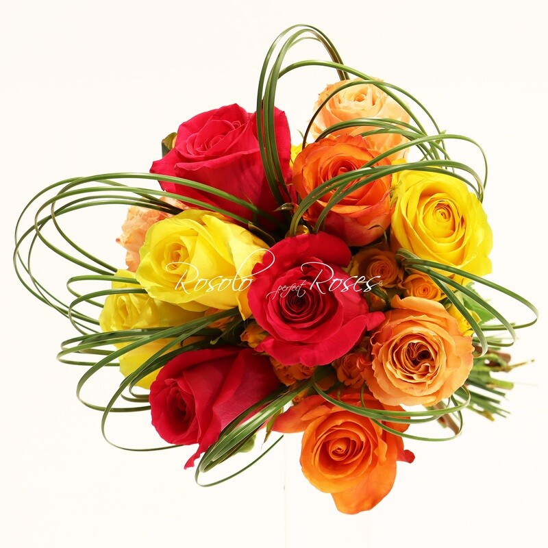 Bouquet compact, grandes roses colorées