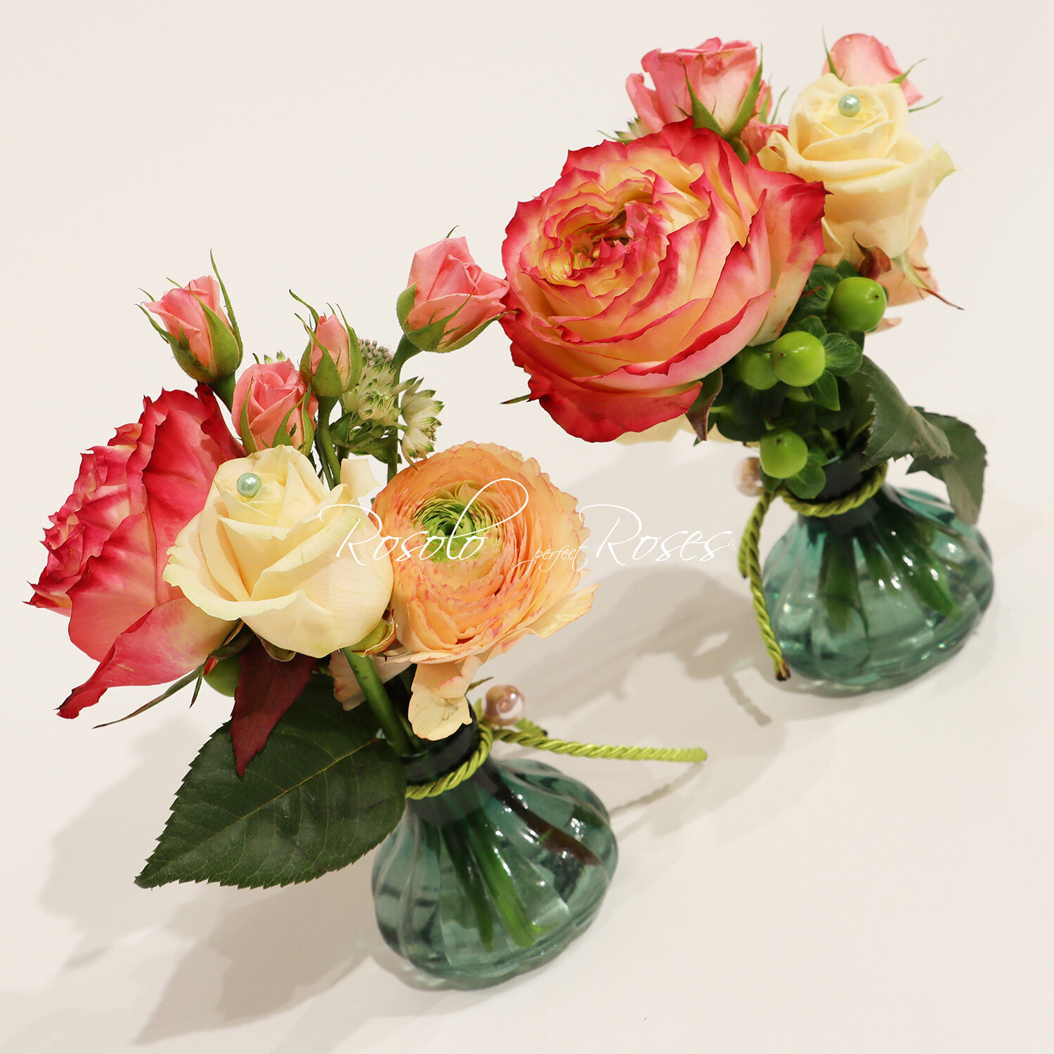 Mini vase, roses &amp; garniture de saison,