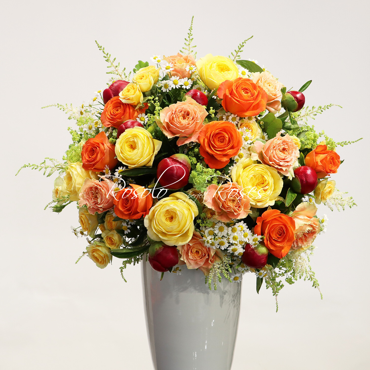 Bouquet lumineux, roses et fleurs de saison