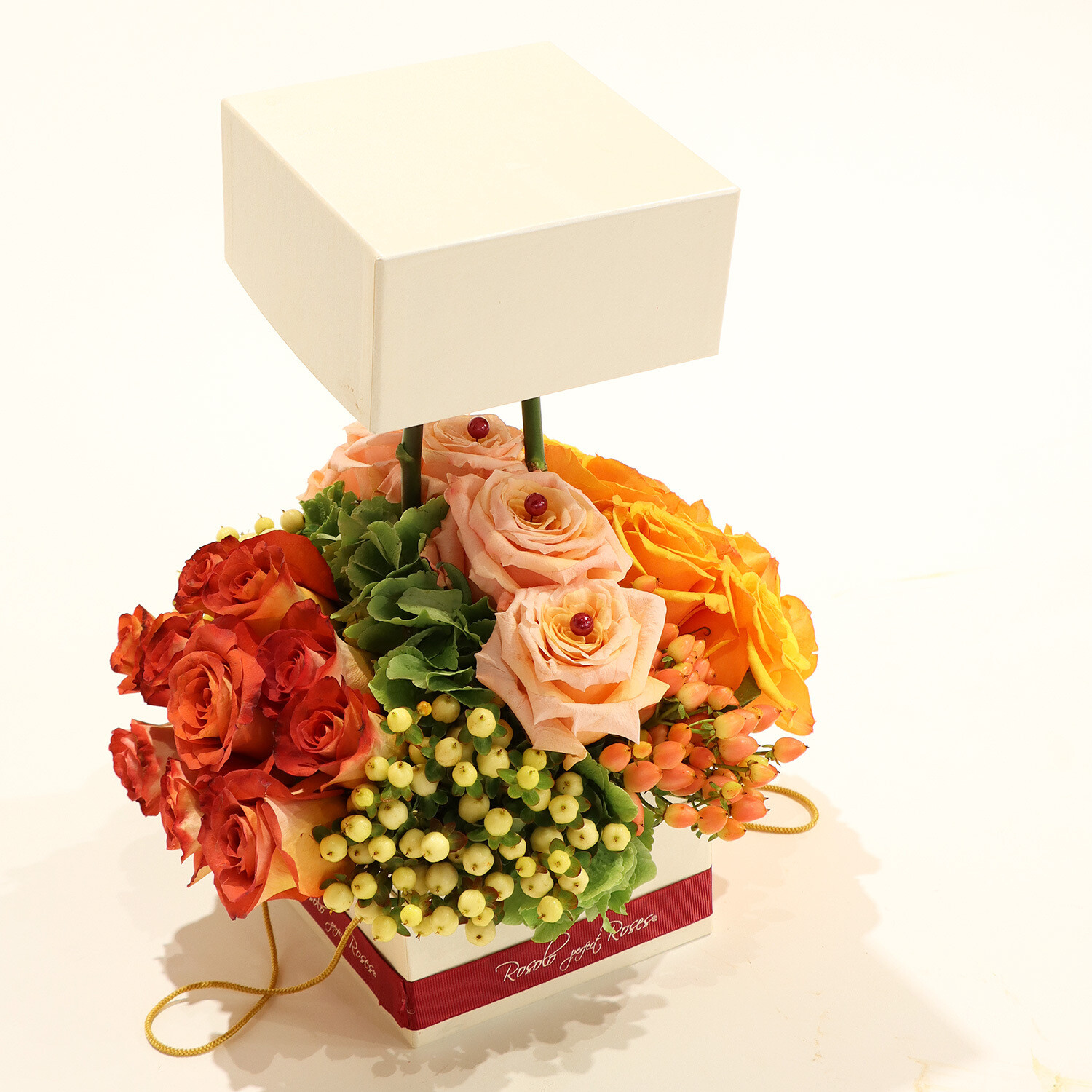 Belles roses &amp; baies dans une jolie boîte carrée