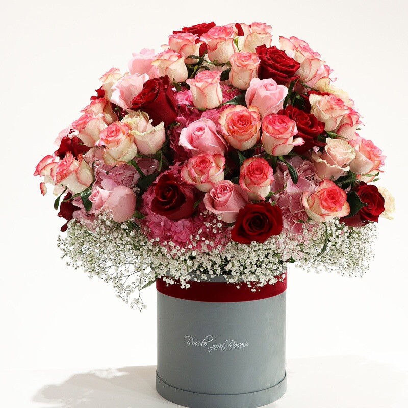 Superbe boîte XL, richement arrangée avec magnifiques roses rouges et roses