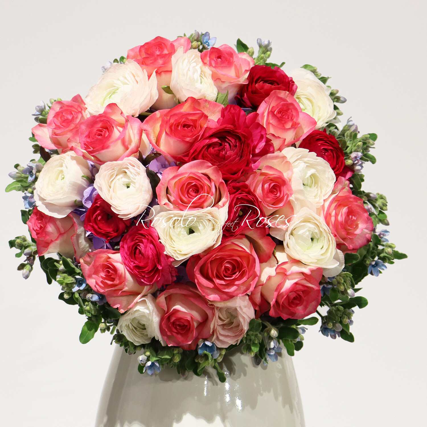 Bouquet compact, roses &amp; renoncules, couleurs pastelles