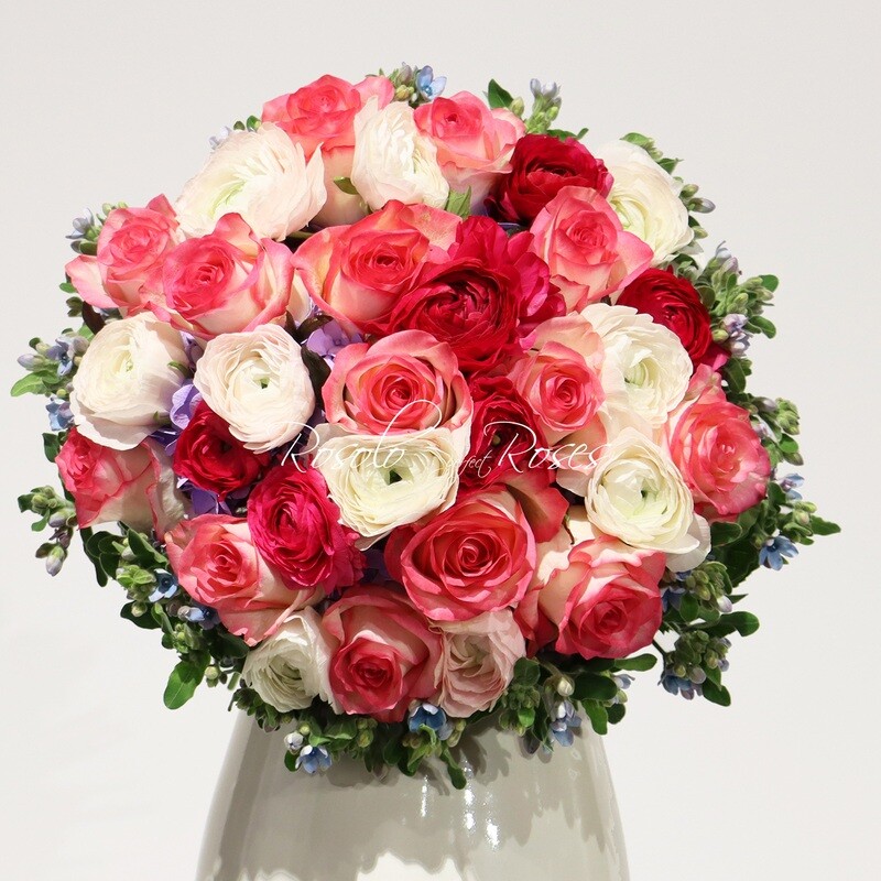 Bouquet compact, roses &amp; renoncules, couleurs pastelles