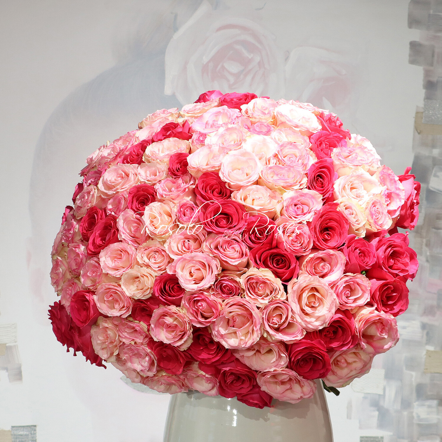 Gros bouquet rond, compact de roses en rose et fuchsia