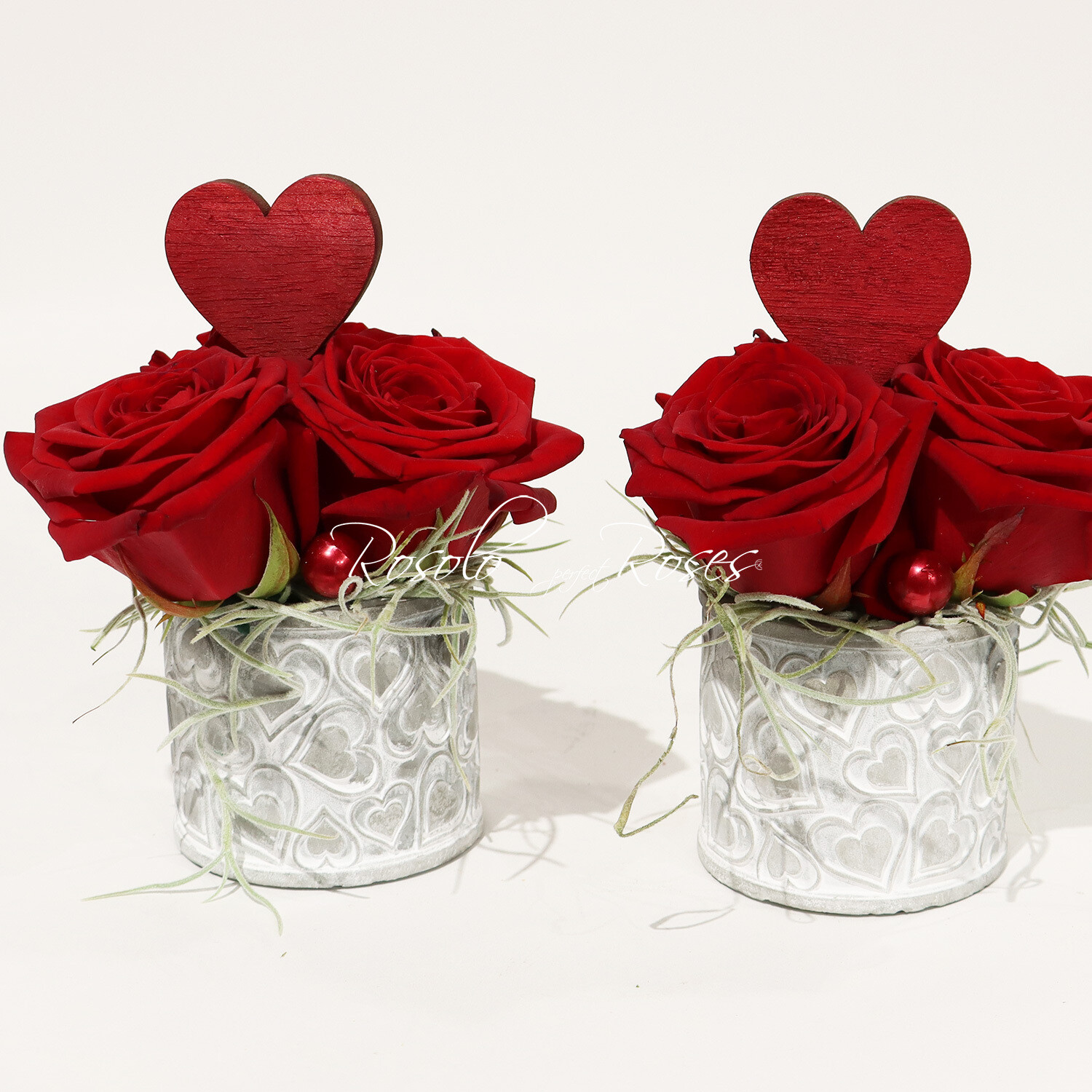 AMOUR: composition Saint-Valentin, 3 roses rouges et coeurs