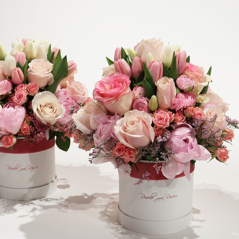 Belle boîte de roses, tulipes et pivoines